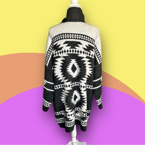 Plus Size Women’s Gray/White Fuzzy Shawl Collar Aztec Print Open Front Cardigan - Picture 8 of 11